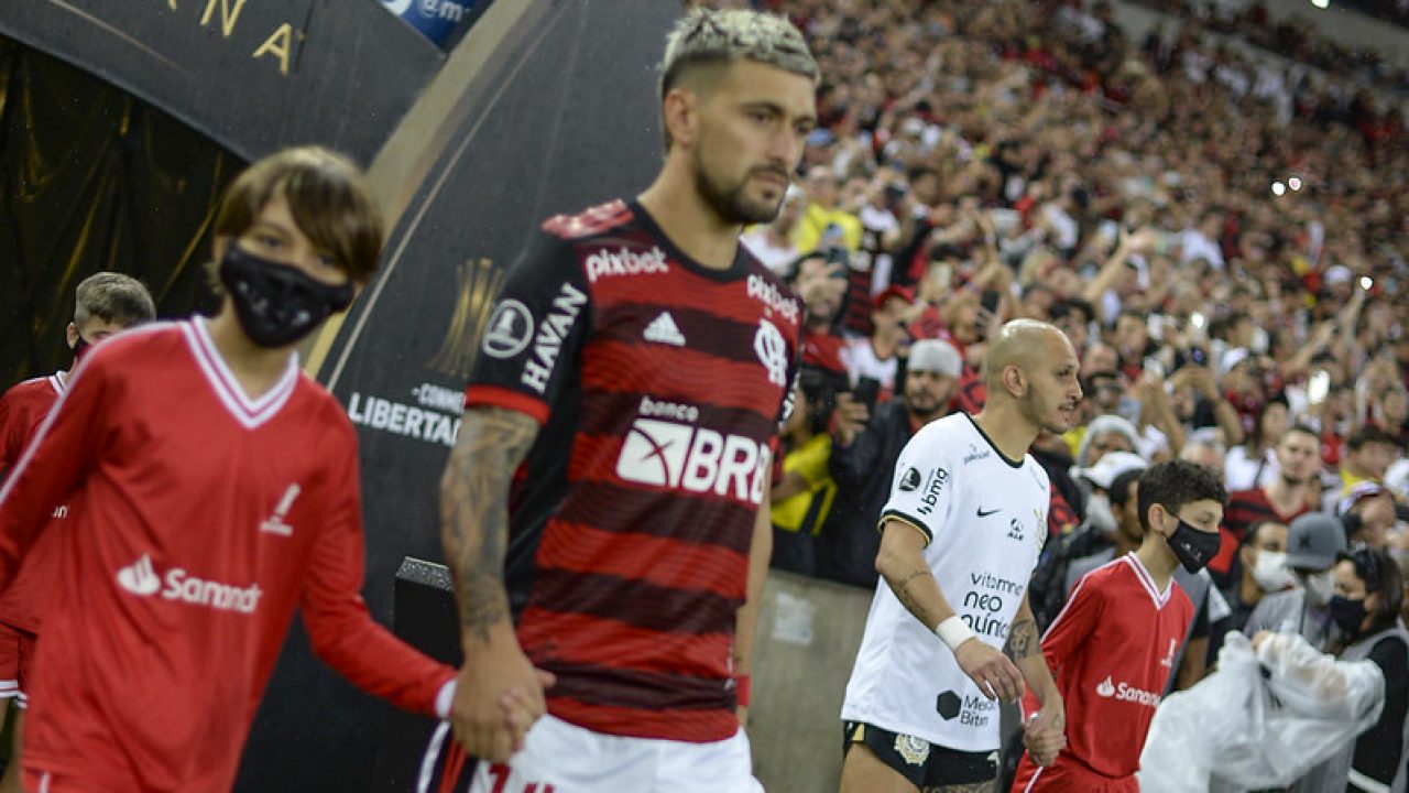 Torcedores do Flamengo fazem filas na Gávea em busca de ingressos gratuitos  para jogo contra o Corinthians pela Libertadores - Diário do Rio de Janeiro