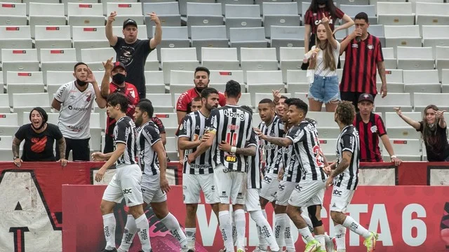 Jogadores do Atlético-MG comemoram gol marcado contra o Athletico-PR pelo Brasileirão 2021