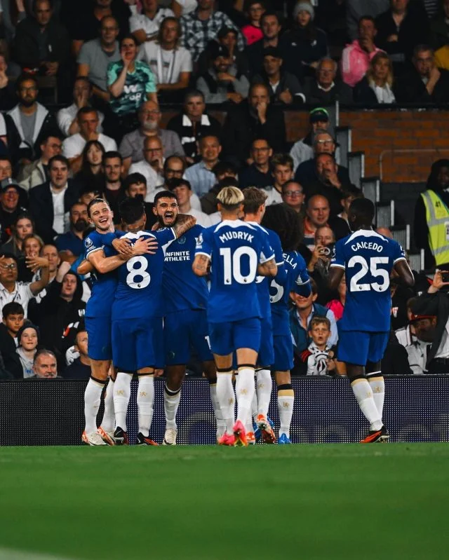 Jogadores do Chelsea vibram com gol marcado durante jogo da Premier League