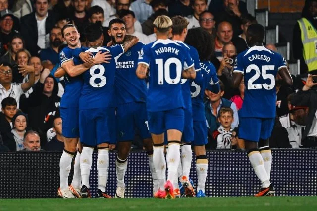 Jogadores do Chelsea vibram com gol marcado durante jogo da Premier League