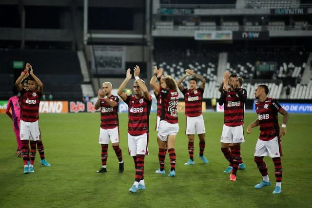 Jogadores do Flamengo agradecem a presença da torcida rubro-negra no clássico contra o Botafogo