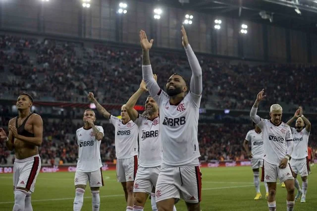 Jogadores do Flamengo comemoram a classificação para as semifinais da Copa do Brasil com a torcida