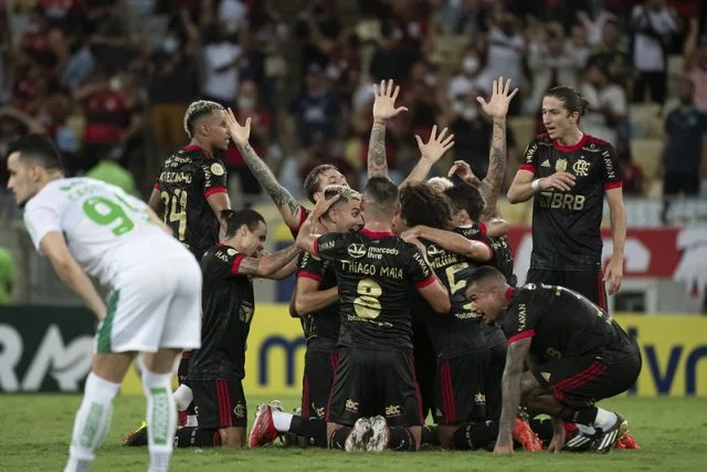 Jogadores do Flamengo comemoram gol de falta de Andreas Pereira pelo Flamengo contra o Juventude no Brasileirão 2021
