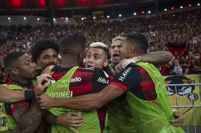 Jogadores do Flamengo comemoram gol marcado por Andreas no clássico contra o Fluminense