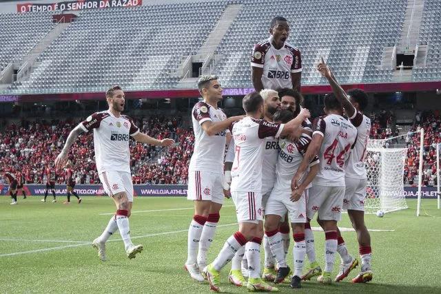 Jogadores do Flamengo comemoram gol marcado por Gabigol contra o Athletico-PR pelo Campeonato Brasileiro 2021