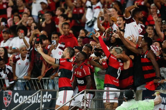 Jogadores do Flamengo comemoram gol marcado por Gabigol e tiram foto com torcedores