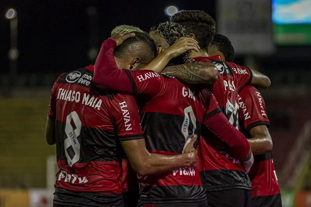 Jogadores do Flamengo comemoram gol marcado por Gabigol pelo Campeonato Carioca