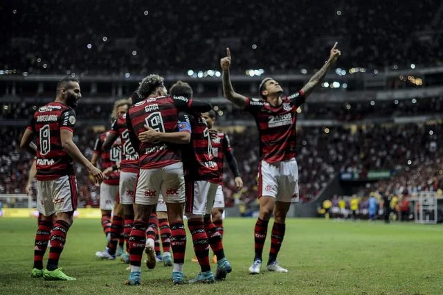 Jogadores do Flamengo comemoram gol marcado por Pedro contra o Juventude