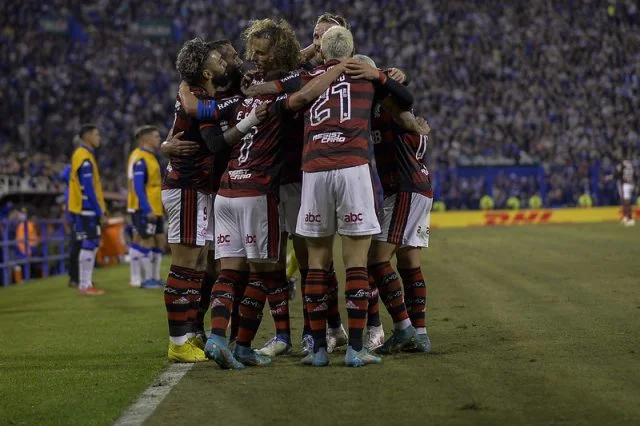 Jogadores do Flamengo comemoram gol marcado sobre o Vélez na Libertadores
