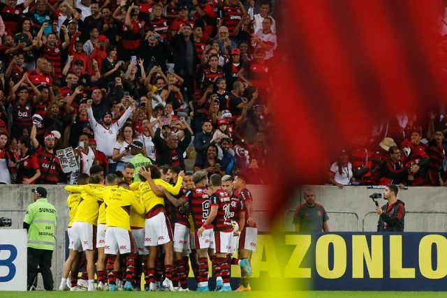 Jogadores do Flamengo comemoram primeiro gol de Ayrton Lucas pelo Mais Querido