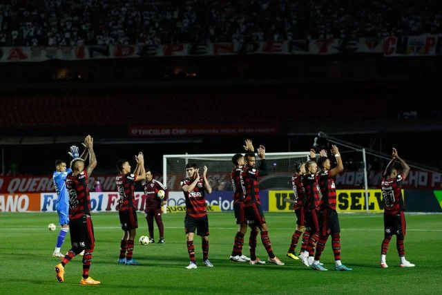Jogadores do Flamengo comemoram vitória sobre o São Paulo no Morumbi