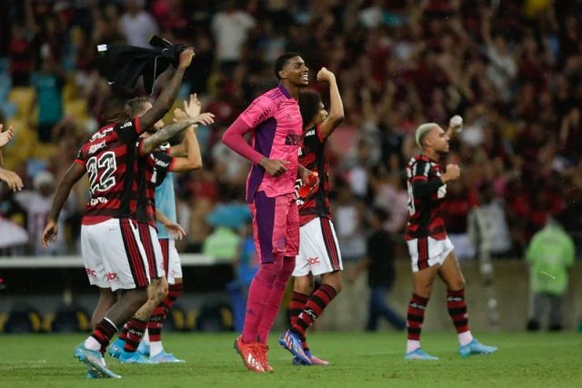 Jogadores do Flamengo comemoram vitória sobre o Vasco e classificação para a final do Campeonato Carioca