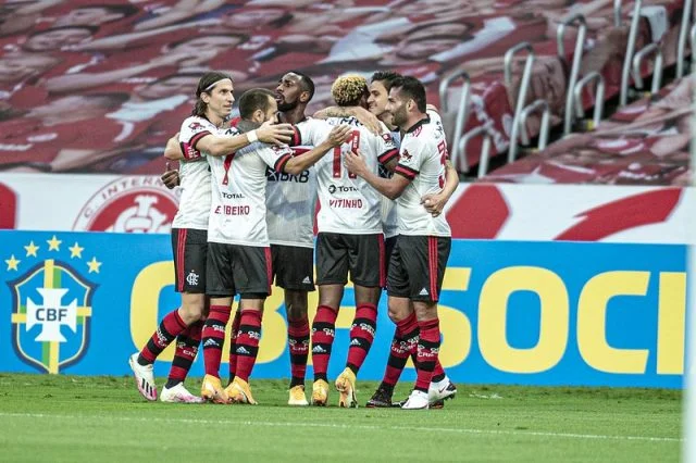 Jogadores do Flamengo comemorando gol em partida contra o Internacional
