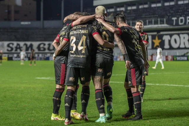Jogadores do Flamengo comemorando gol marcado contra o Santos no Brasileirão 2021