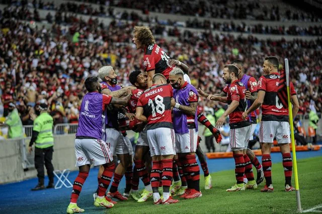 Jogadores do Flamengo comemorando gol marcado por Bruno Henrique contra o Barcelona de Guayaquil pela Libertadores 2021