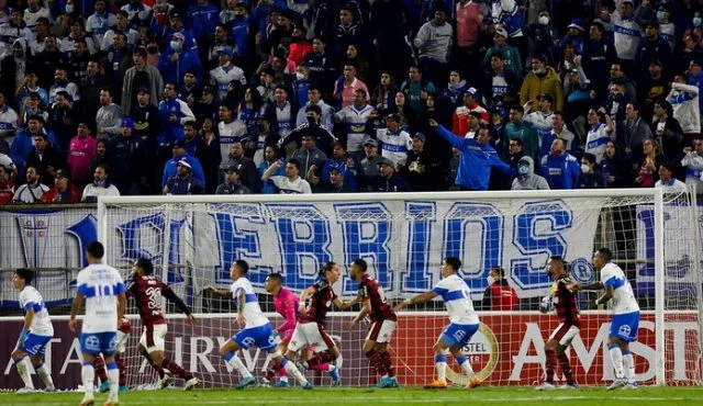 Jogadores do Flamengo em partida contra a Universidad Católica pela Libertadores
