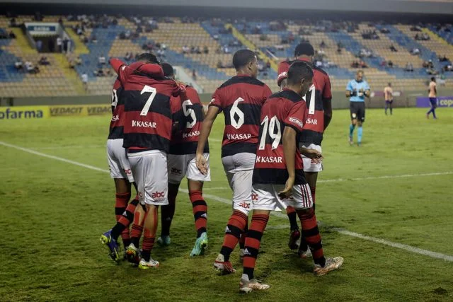 Jogadores do Flamengo em partida contra o Floresta pela Copinha 2022
