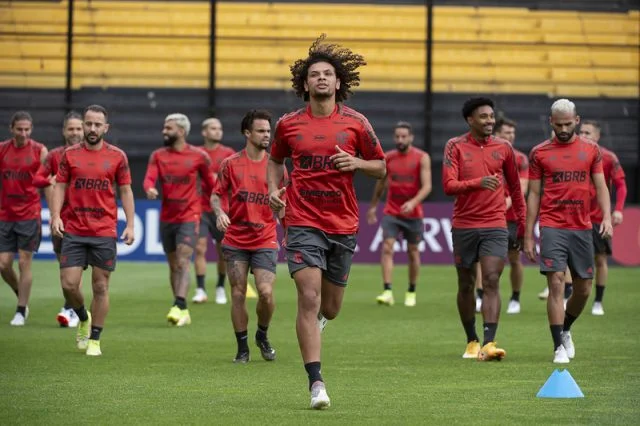 Jogadores do Flamengo em treinamento no Estádio Campeón del Siglo visando a final da Libertadores 2021