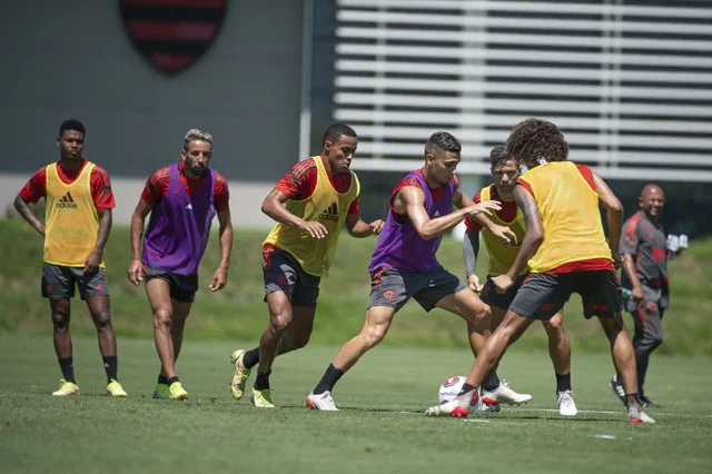 Jogadores do Flamengo em treinamento no Ninho do Urubu em pré-temporada de 2022