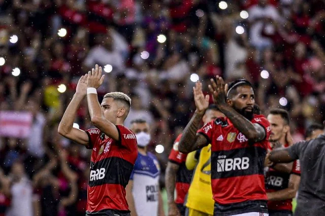 Jogadores do Flamengo parabenizam torcida após vitória sobre o Ceará no Maracanã