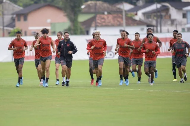 Jogadores do Flamengo participam de treinamento visando a final da Supercopa do Brasil 2022