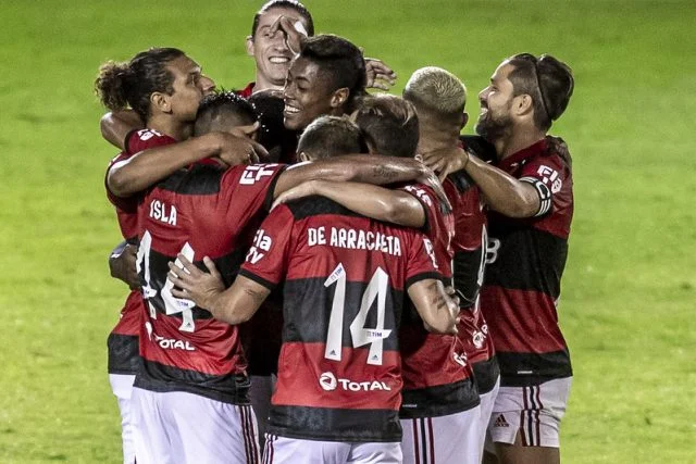 Jogadores do Flamengo se abraçam para comemorar o gol do atacante Bruno Henrique no jogo contra o Madureira pelo Campeonato Carioca de 2021