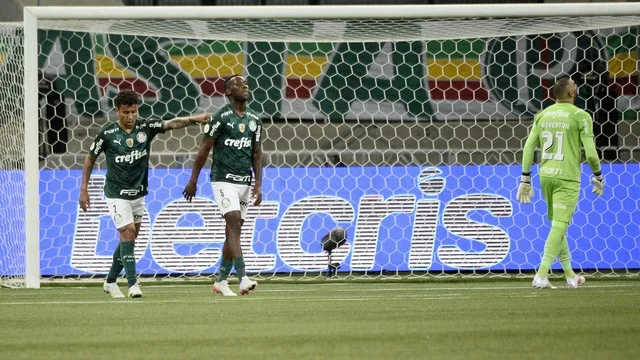 Jogadores do Palmeiras após gol sofrido contra o São Paulo no Campeonato Brasileiro 2021