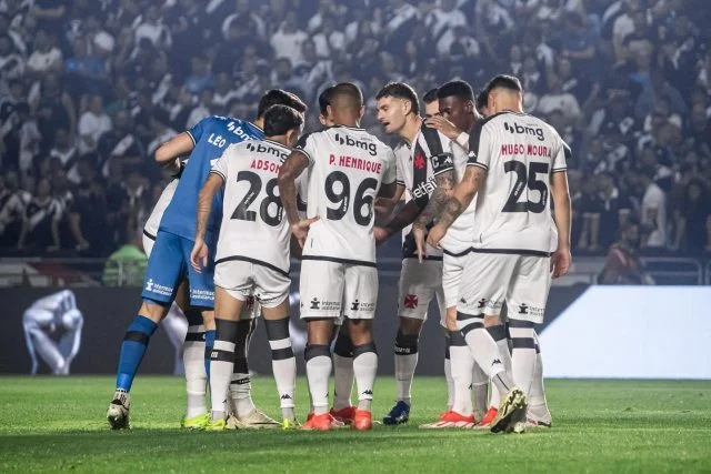 Jogadores do Vasco durante partida contra o Atletico-GO pela Copa do Brasil 2024