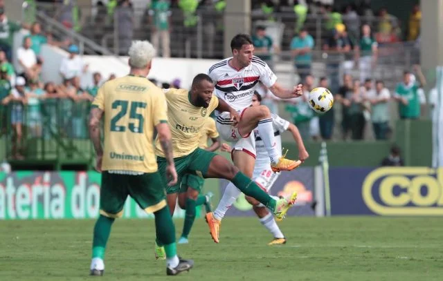 Jonathan Calleri em ação pelo São Paulo diante do Goiás pelo Brasileirão de 2022