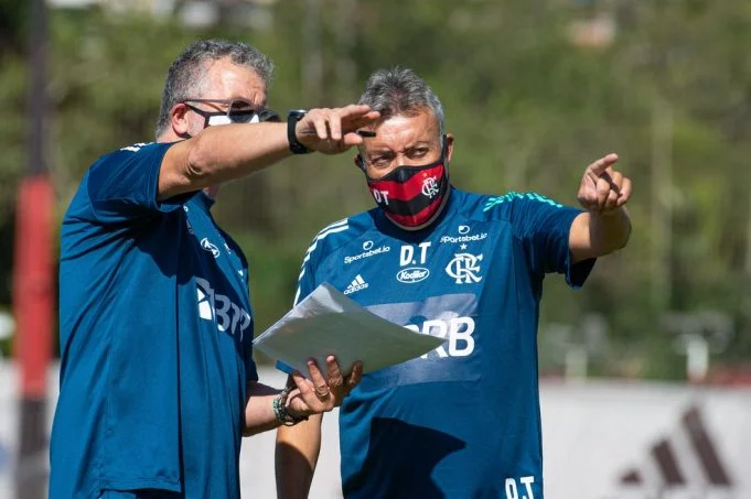 Torcedores do Flamengo exaltam atuação de Vitinho e trabalho de Domènec