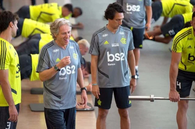 Jorge Jesus e João de Deus durante treinamento do elenco do Flamengo na academia do Ninho do Urubu