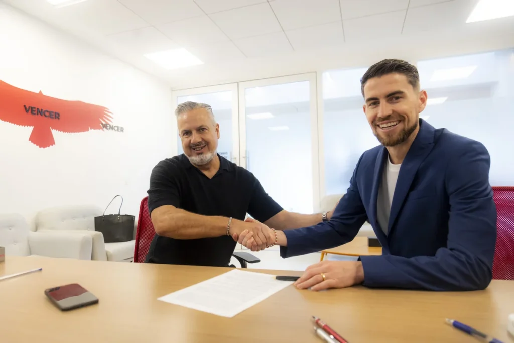 Jorginho e Boto assinando contrato (Foto: Adriano Fontes/Flamengo)