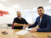 Jorginho e Boto assinando contrato (Foto: Adriano Fontes/Flamengo)