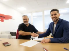 Jorginho e Boto assinando contrato (Foto: Adriano Fontes/Flamengo)