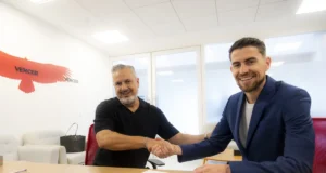 Jorginho e Boto assinando contrato (Foto: Adriano Fontes/Flamengo)