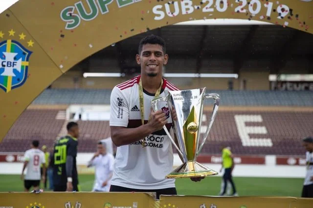 José Ítalo com o troféu da Supercopa do Brasil Sub-20 da temporada de 2019