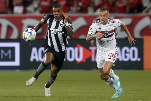 Junior Santos e Rafinha em Botafogo x Sao Paulo pelo Campeonato Brasileiro de 2023