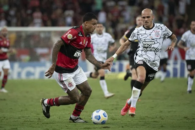 Kenedy em ação pelo Flamengo contra o Corinthians pelo Campeonato Brasileiro 2021