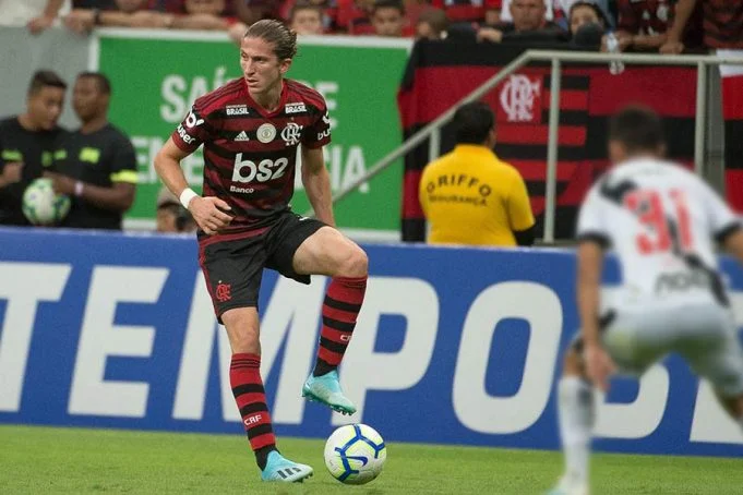 Atacante do Brasil parabeniza Filipe Luís e ‘tira onda’: “Parabéns pelo gol”