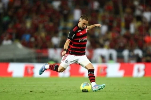 Léo Ortiz durante jogo contra o Corinthians, no Maracanã, pela semifinal da Copa do Brasil