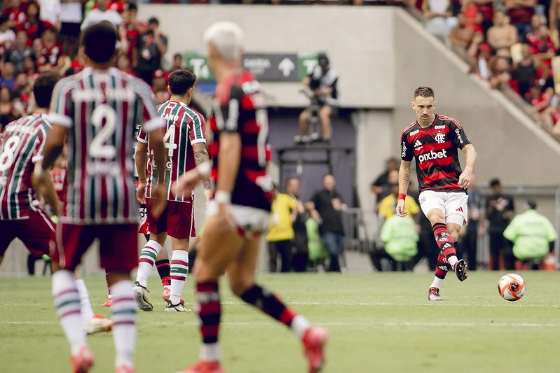 Léo Ortiz em ação pelo Flamengo contra o Fluminense na final do Campeonato Carioca de 2025