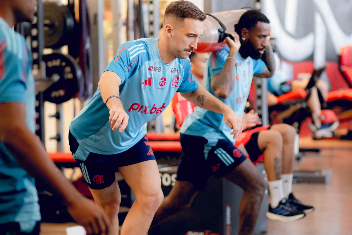 Léo Ortiz treinando com o grupo no CT Ninho do Urubu - Foto: Adriano Fontes/Flamengo