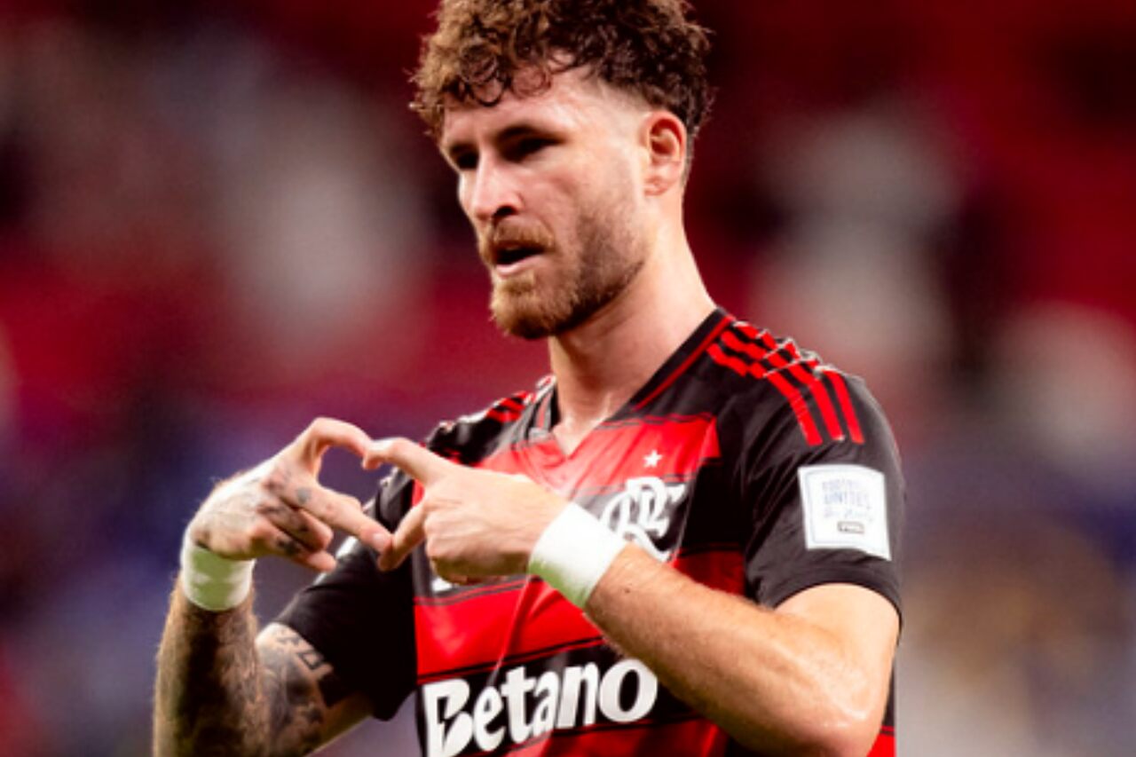 Autor do gol, Léo Pereira tem torcida especial no Catar Léo Pereira marca gol contra o Pyramids, em Doha, pelo Intercontinental