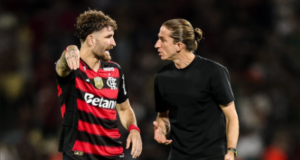 Léo Pereira e Filipe Luís pelo Flamengo
