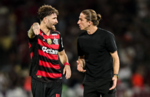 Léo Pereira e Filipe Luís pelo Flamengo