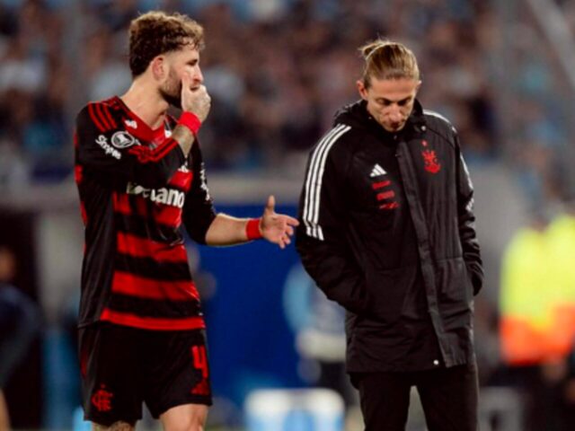 Léo Pereira e Filipe Luís trocando informações