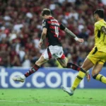Léo Pereira diz que juiz tentou atrapalhar cobrança de pênalti em Flamengo x Estudiantes