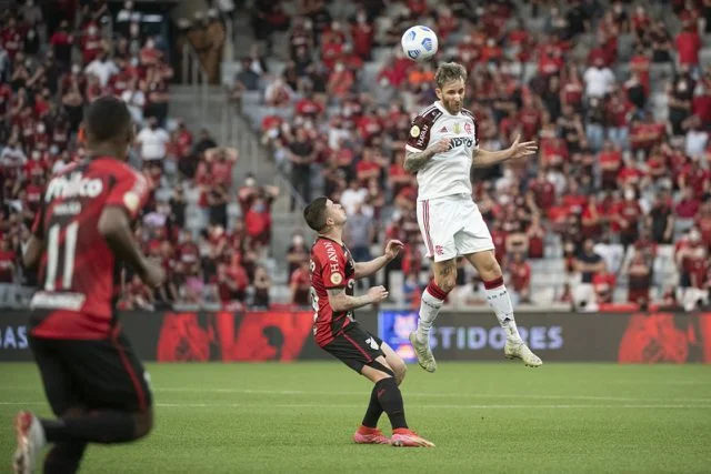 Léo Pereira em ação pelo Flamengo contra o Athletico-PR pelo Campeonato Brasileiro 2021