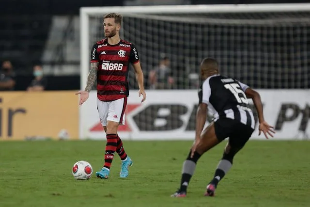 Léo Pereira em ação pelo Flamengo contra o Botafogo na Taça Guanabara em 2022