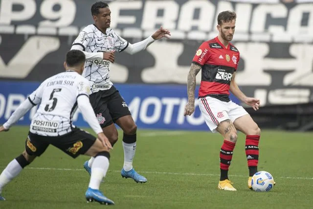 Léo Pereira em ação pelo Flamengo contra o Corinthians pelo Brasileirão